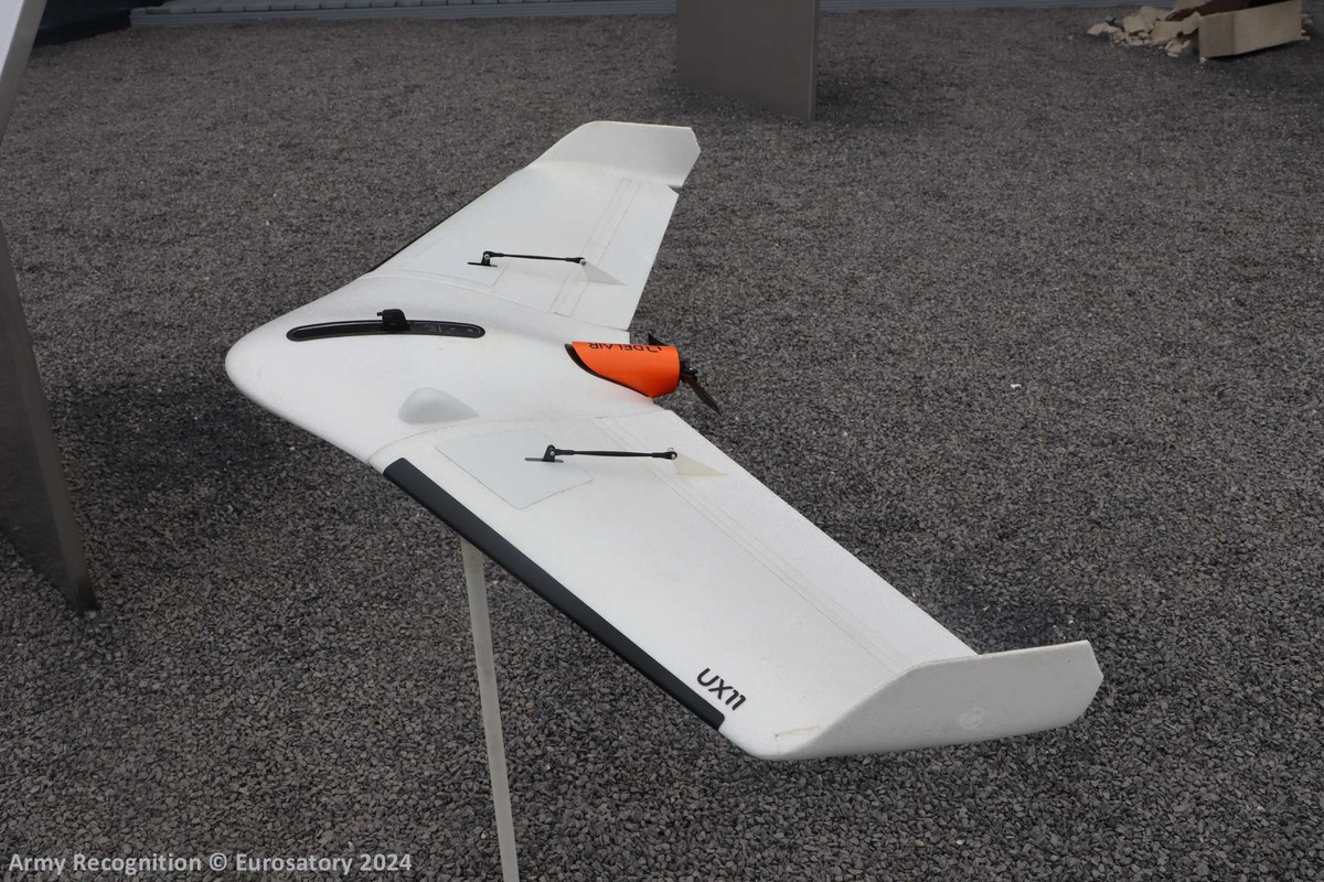 Bộ trưởng Quân đội Pháp Sébastien Lecornu xác nhận rằng, “những chiếc máy bay không người lái UX11 sẽ sớm được gửi đến Ukraine và dự kiến lực lượng Ukraine sẽ được đào tạo về việc sử dụng chúng”. Đợt giao hàng đầu tiên này, cũng đánh dấu sự ra mắt của máy bay không người lái cảm tử Colibri UX11, do nhà máy Delair của Pháp sản xuất. Ảnh: Army Recognition.
