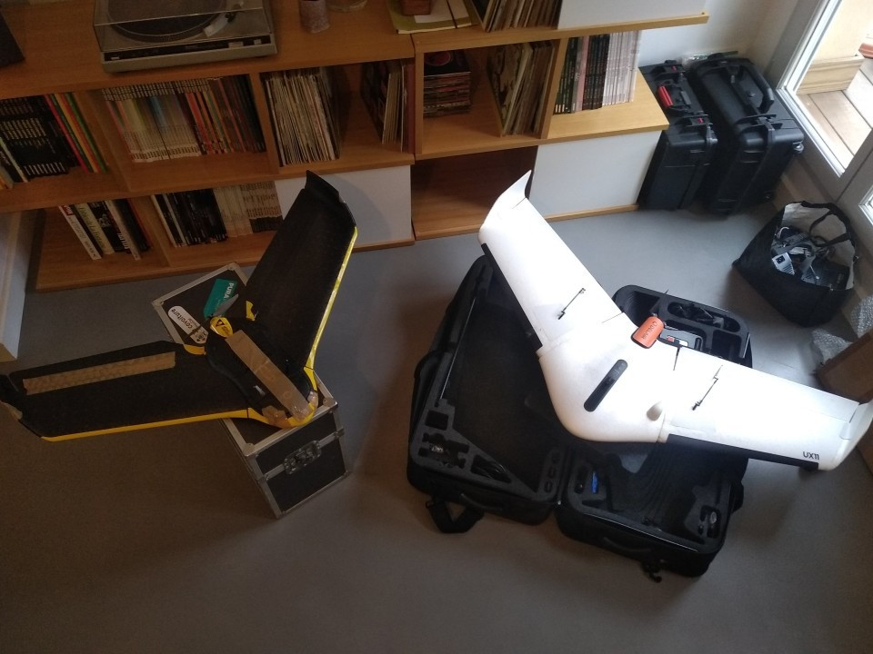 Ngoài ra, Ukraine cũng đã tự sản xuất máy bay không người lái như AQ-400 Scythe và UJ-22 để đáp ứng nhu cầu của mình. Những máy bay không người lái này được phóng từ nhiều thiết bị khác nhau, mang lại lợi thế chiến thuật nhưng vẫn dễ bị các biện pháp đối phó như gây nhiễu và chiến tranh điện tử.