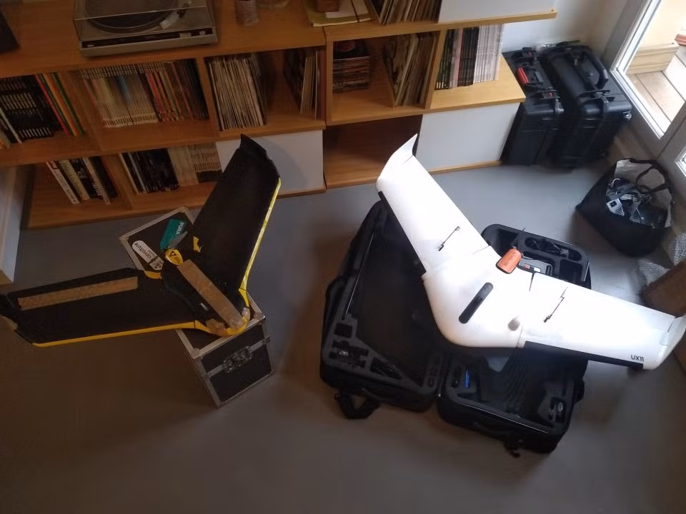 Ngoài ra, Ukraine cũng đã tự sản xuất máy bay không người lái như AQ-400 Scythe và UJ-22 để đáp ứng nhu cầu của mình. Những máy bay không người lái này được phóng từ nhiều thiết bị khác nhau, mang lại lợi thế chiến thuật nhưng vẫn dễ bị các biện pháp đối phó như gây nhiễu và chiến tranh điện tử.