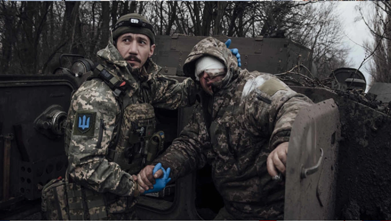 Một chỉ huy khác của Quân đội Ukraine, tiểu đoàn trưởng của Tiểu đoàn xung kích số 24 “Aidar”, Ben Yatov, đã thẳng thừng chỉ trích Bộ chỉ huy Quân đội Ukraine, nói rằng các lực lượng Ukraine tại thành phố Pokrovsk đang bị tàn sát và đã bị cấp trên bỏ rơi. Từ sáng ngày 11/12, Pokrovsk thực tế đã bị phá hủy bởi pháo binh, bom không quân và hệ thống pháo phản lực đa nòng của quân Nga. Ảnh minh họa: Le Monde.