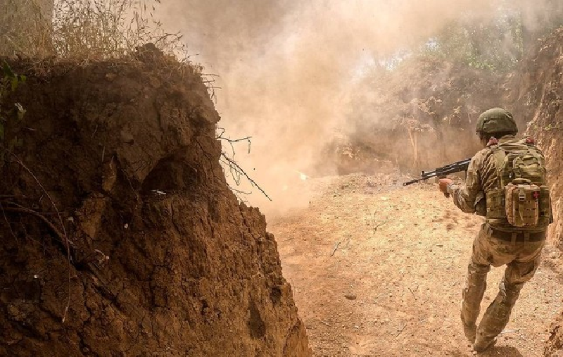Mỏ than này nằm gần làng Udachnoye, phía tây Pokrovsk, trong khi quân Nga đã tiến đến làng Novotroitske ở phía tây nam. Hai ngôi làng này cách nhau 6km. Tuy nhiên, mục tiêu của quân Nga dường như không phải là mỏ than, mà là bao vây Pokrovsk từ phía tây. Trong quá trình bao vây, họ sẽ tiến sát mỏ than và có thể tấn công nó. Đối với quân Nga, chỉ cần khiến mỏ than này ngừng hoạt động là đủ. Ảnh: TASS.