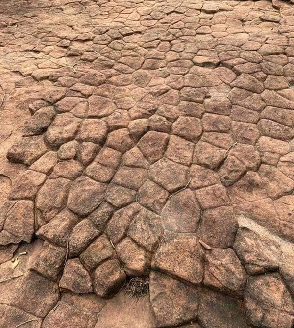 Du khách khi đến đây thường mang theo lễ vật như hoa, trái cây và đèn nhang để cầu xin sức khỏe, tài lộc và may mắn. Không ít người đã kể lại rằng sau khi viếng thăm hang Naka, họ cảm thấy có những dấu hiệu của sự thay đổi tích cực trong cuộc sống, càng làm tăng thêm sự kỳ bí và linh thiêng cho địa điểm này.