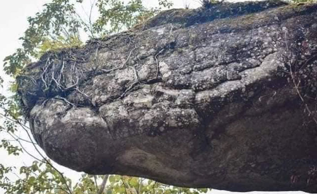 Để đến được hang rắn Naka, du khách phải trải qua một hành trình khá gian nan với đoạn đường mòn quanh co, dốc đứng xuyên qua rừng già. Tuy nhiên, mọi khó khăn trên đường đi sẽ nhanh chóng bị xóa tan khi bạn đứng trước cửa hang, cảm nhận không khí lạnh lẽo và thấm đượm màu sắc huyền bí của nơi này. Khung cảnh bên trong hang tạo cảm giác như đang lạc vào một thế giới thần thoại, nơi ranh giới giữa thực tại và tâm linh trở nên mờ nhạt.