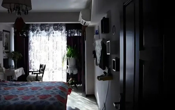 Nhưng trên đường đi, Hướng Quân gặp một người đàn ông trung niên với ý đồ xấu. Ngây thơ, Hướng Quân kể hết mọi chuyện cho ông ta nghe. Người đàn ông lừa cậu rằng ở thị trấn có một nhà hàng đang cần người làm, ông ta có thể giúp cậu tìm việc. Hướng Quân tin lời, kết quả là cậu bị đưa lên một chiếc xe, sau hơn 10 tiếng, người đàn ông đưa cậu đến Quảng Châu và bán cậu cho một người cha nuôi. Thật lạ, Hướng Quân không cảm thấy khó chịu trong ngôi nhà mới, trái lại cậu thấy mình như tìm được bến đỗ bình yên. Người cha nuôi chăm sóc cậu chu đáo, cho cậu đồ ăn ngon và đối xử dịu dàng, giống như con ruột. Trong vòng tay của người cha nuôi, Hướng Quân cuối cùng cũng cảm nhận được sự ấm áp và an toàn.