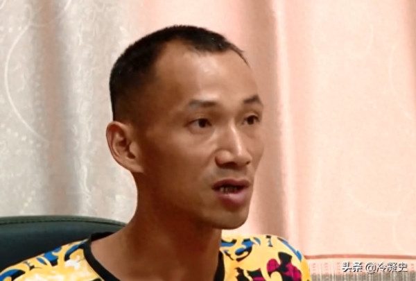 Cho đến khi Hướng Quân bị bọn buôn người bắt cóc và bán cho một gia đình ở Quảng Châu, cuộc đời anh mới thoát khỏi những trận bạo hành của cha ruột. Vì thế, sau 28 năm, khi đứng trước người cha ruột, Hướng Quân có một cảm xúc khó tả, ngổn ngang trăm mối. Vậy khi đã tìm được cha ruột, liệu Hướng Quân có thể tha thứ cho cha mình? (Trong ảnh là Hướng Quân chia sẻ, anh cảm thấy không còn tình cảm với người cha ruột hà khắc)