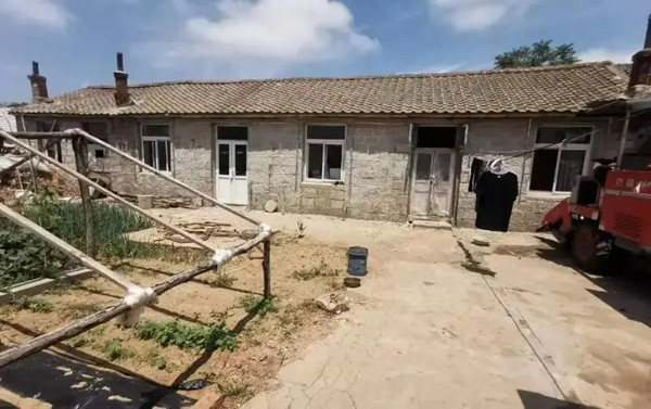 Nhìn gương mặt già nua của cha, Hướng Quân không nở một nụ cười, cũng không dám gần gũi với ông. Tâm trí anh lập tức trở về 28 năm trước, khi anh còn chưa bị bọn buôn người bắt cóc nhưng lại phải chịu đựng sự bạo hành của cha mình. Cha Hướng Quân thường xuyên đánh đập anh nặng nề, đôi khi đấm đá trực tiếp, có lúc sử dụng các công cụ như roi da chăn cừu, dây lưng, hay thậm chí là dùng dép. Mẹ đã qua đời sớm, trong nhà chỉ còn một người chị hơn anh không nhiều tuổi, chẳng ai có thể ngăn cản được người cha nóng tính. Đối với Hướng Quân, tình cảnh đó không thể xoay chuyển.