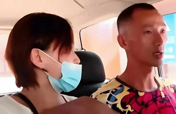 Năm 2021, sau 28 năm bị bọn buôn người bắt cóc và bán cho gia đình khác, người đàn ông gốc Quảng Châu tên Hướng Quân cuối cùng cũng tìm được cha ruột và quay trở về bên ông. Tuy nhiên, khi đối mặt với cha, trong lòng anh lại có một sự sợ hãi và bài xích, cảm xúc đầy mâu thuẫn. (Ảnh: Sohu, minh họa)