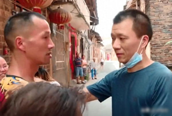 Khi Hướng Quân lên 5, cha bắt đầu bạo hành cậu. Thời điểm đó, xưởng gạch mà cha cậu làm việc bỗng nhiên đóng cửa, ông phải tìm việc mới ở thị trấn, công việc xa hơn và lương cũng thấp hơn trước. Thu nhập của gia đình giảm sút, cha cậu trở nên chán nản và cáu bẳn. Mỗi khi không vui, ông liền trút giận lên đầu Hướng Quân bằng những trận đòn vô cớ và nặng nề.