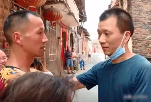 Khi Hướng Quân lên 5, cha bắt đầu bạo hành cậu. Thời điểm đó, xưởng gạch mà cha cậu làm việc bỗng nhiên đóng cửa, ông phải tìm việc mới ở thị trấn, công việc xa hơn và lương cũng thấp hơn trước. Thu nhập của gia đình giảm sút, cha cậu trở nên chán nản và cáu bẳn. Mỗi khi không vui, ông liền trút giận lên đầu Hướng Quân bằng những trận đòn vô cớ và nặng nề.