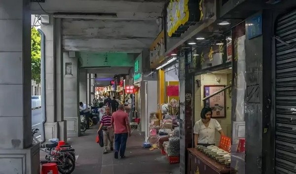 Gia đình cha nuôi không có con nên ông coi Hướng Quân là báu vật của mình. Cha nuôi cho Hướng Quân một căn phòng riêng đầy đủ tiện nghi và không ngừng mua sắm những thứ tốt nhất cho con. Cha còn dẫn Hướng Quân đi du lịch, mua đồ chơi, luôn bên cạnh cậu những lúc khó khăn. Dưới sự chăm sóc tận tình của cha nuôi, Hướng Quân dần dần trở nên vui vẻ, tự tin và lạc quan. Cậu tìm được bạn bè, có cuộc sống chất lượng hơn và cuối cùng trưởng thành thành một người hạnh phúc, có gia đình và sự nghiệp ổn định.