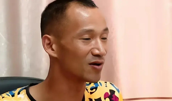  Tuổi thơ đau khổ: Hướng Quân sinh năm 1982. Mẹ mất sớm, trong nhà còn có một người chị gái. Tuổi thơ của Hướng Quân trôi qua không hề êm đẹp, cậu thường xuyên phải chịu cảnh thiếu ăn thiếu mặc. Cha cậu làm việc tại một xưởng gạch cách nhà 5 km, lương rất ít ỏi, sau khi chi tiêu cho cả gia đình ba người thì chẳng còn dư dả là bao. Không có tiền để mua thức ăn tươi ngon, Hướng Quân chỉ có thể ăn cơm đạm bạc, như bánh bột ngô và một ít rau cải tự trồng. Vài quả trứng gà từ sân sau là món ngon nhất mà cậu có thể thưởng thức. Đồ chơi của Hướng Quân và chị hầu hết đều là tự làm.