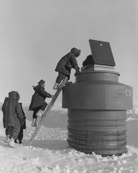 Từ năm 1959-1967, địa điểm này được sử dụng để thử nghiệm cho việc phóng tên lửa hạt nhân từ Bắc Cực.