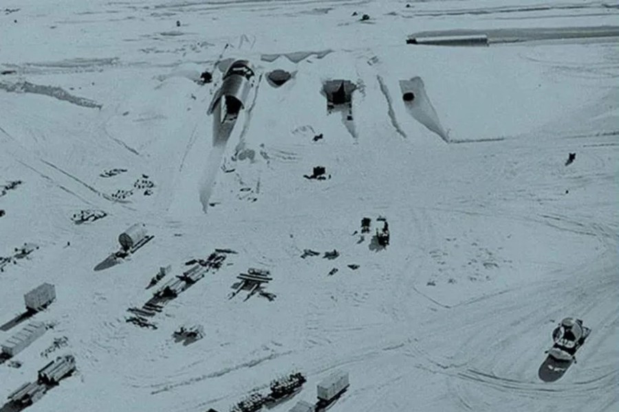 Đó là một “thành phố bị bỏ hoang” bị chôn vùi dưới tuyết. Công trình này sau đó được tiết lộ là Camp Century - một căn cứ quân sự của Mỹ thời Chiến tranh Lạnh.