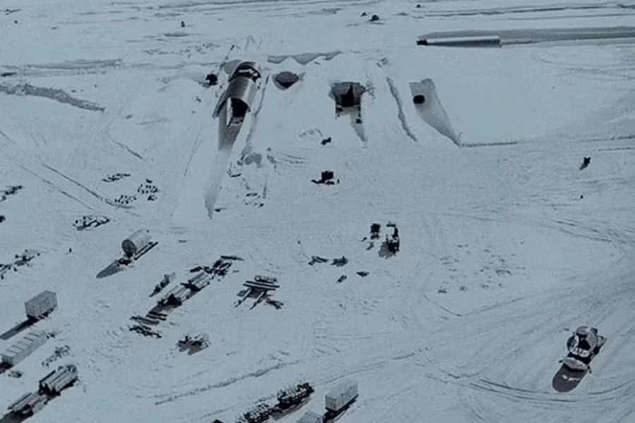 Đó là một “thành phố bị bỏ hoang” bị chôn vùi dưới tuyết. Công trình này sau đó được tiết lộ là Camp Century - một căn cứ quân sự của Mỹ thời Chiến tranh Lạnh.