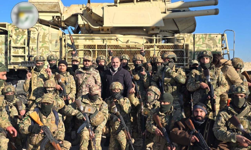 Khi chiến sự ngày càng leo thang, một số nguồn tin cho biết phía sau lực lượng vũ trang đối lập Syria xuất hiện nhiều lính đánh thuê nước ngoài. Những lính đánh thuê này đến từ các quốc gia như Mỹ, Israel, thậm chí còn có sự hiện diện của các cố vấn quân sự và lực lượng đặc nhiệm Ukraine. Ảnh: X.