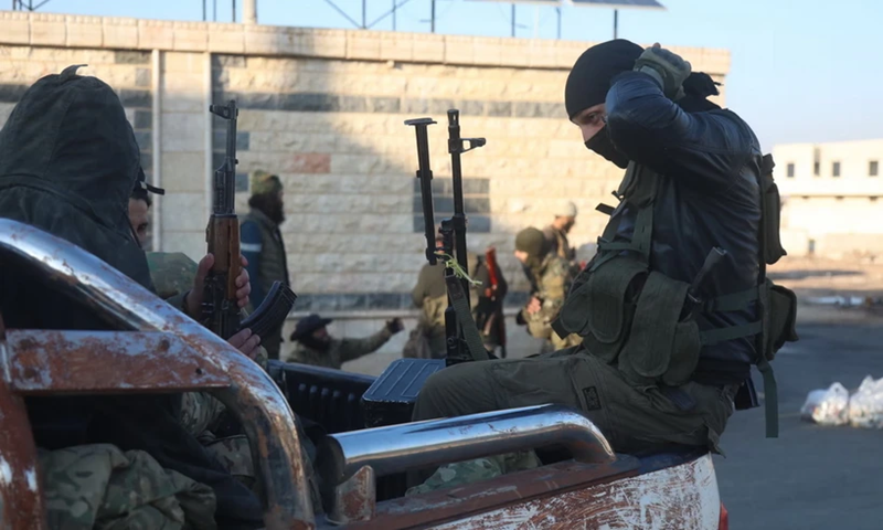 Phát hiện này không khỏi khiến người ta lo ngại về sức mạnh chiến đấu và trình độ chiến thuật ngày càng gia tăng của phiến quân Syria. Một số phân tích còn cho rằng, cuộc chiến mà phiến quân Syria phát động lần này có thể che giấu một âm mưu lớn: lật đổ chính quyền Bashar al-Assad và làm tan rã liên minh ba nước Nga, Syria và Iran. Ảnh: Getty Images.