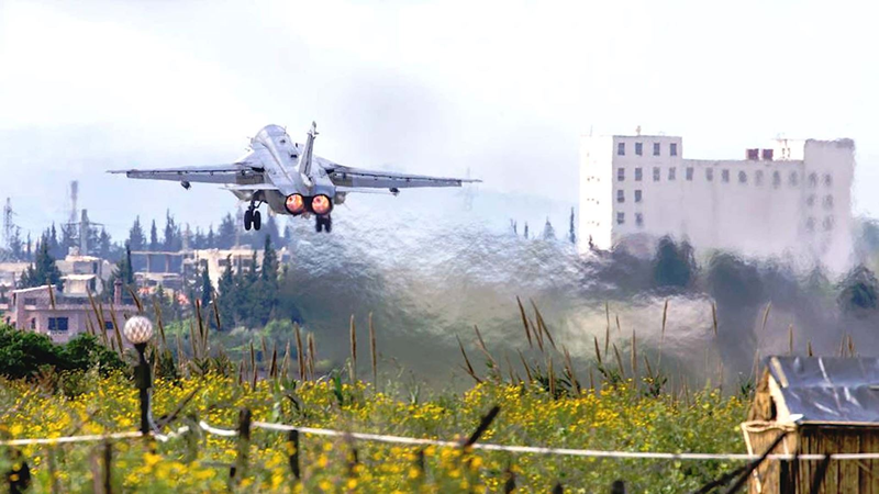 Do khu vực xung quanh căn cứ chủ yếu được bảo vệ bởi các hệ thống phòng không S-300 và S-400, vốn được thiết kế để đánh chặn máy bay chiến đấu và tên lửa, nên khả năng đánh chặn rocket của chúng khá hạn chế. Điều này khiến tình hình an ninh tại căn cứ không quân Nga ngày càng trở nên nghiêm trọng. Ảnh: TASS.