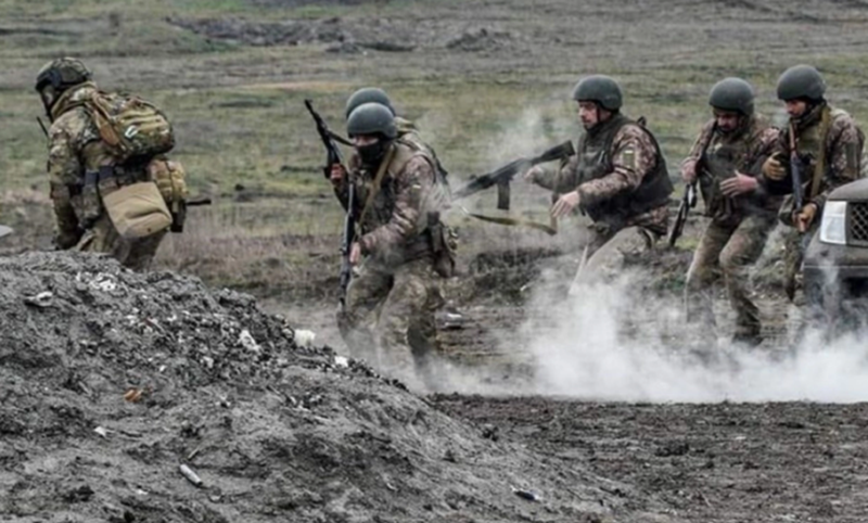 Mặc dù các lực lượng tiếp viện mới của Ukraine đang chiến đấu quyết liệt để cản bước tiến của quân Nga vào Pokrovsk, nhưng Quân đội Ukraine lại phải đối mặt với áp lực ngày càng tăng khi lực lượng Nga đồng thời tấn công và bao vây từ nhiều hướng. Do đó, Quân đội Ukraine buộc phải liên tục đưa thêm binh sĩ vào khu vực này mới có cơ hội ngăn chặn được các cuộc tấn công của quân Nga. Ảnh: TCH.