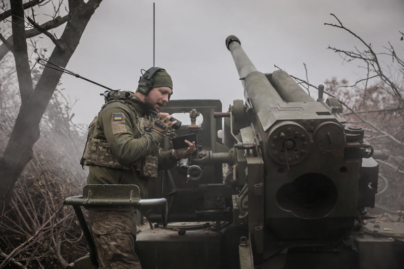 Sau khi Makarivka bị bao vây, các nhà báo và blogger quân sự Ukraine đã mạnh mẽ chỉ trích bộ chỉ huy quân đội, yêu cầu giải thích tại sao "không cho lực lượng đồn trú tại Makarivka rút lui". Họ cũng cho rằng, trong vài tháng gần đây, các chiến thuật mà bộ chỉ huy Ukraine sử dụng thường dẫn đến việc quân đội bị bao vây hoặc một đơn vị bị tiêu hao hoàn toàn. Ảnh: Reuters.