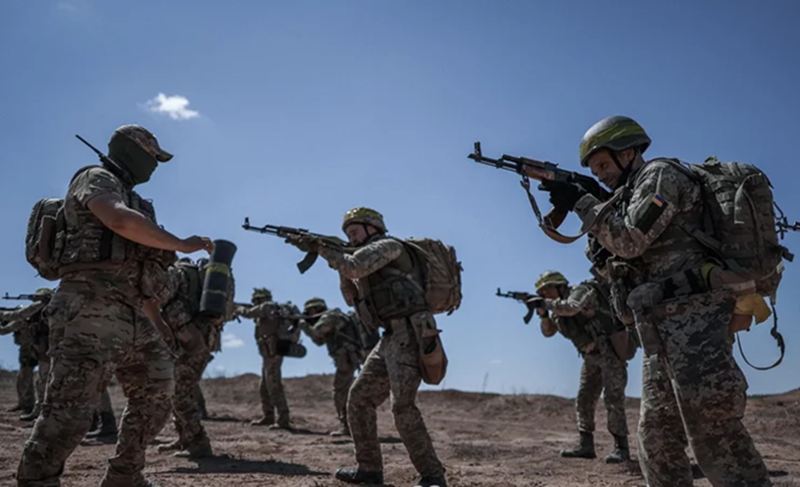 Tướng Oleksandr Tarnavskiy, người đứng đầu nhóm tác chiến vùng Donetsk, đã bắt đầu chuyển lượng lớn lực lượng tiếp viện tới Pokrovsk. Ngoài việc điều động binh lính từ Kharkov, một số nguồn tin từ Ukraine cho biết vị tướng này còn rút một lượng lớn lực lượng dự bị từ Kursk. Ảnh: nv.ua.