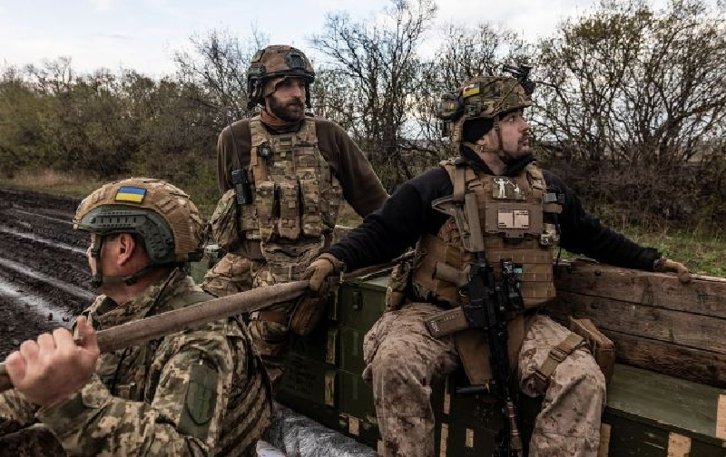 Một quan chức cấp cao của Ukraine cho biết ông lo ngại rằng tình hình có thể trở nên không thể cứu vãn vào mùa xuân. Một chỉ huy chiến trường thuộc Lữ đoàn 65, có biệt danh là “Forest”, phàn nàn rằng những người được gửi từ bộ chỉ huy quân đội phần lớn là người lớn tuổi hoặc không có động lực, khó mà có thể hữu ích trên chiến trường. Ảnh: Getty Images.