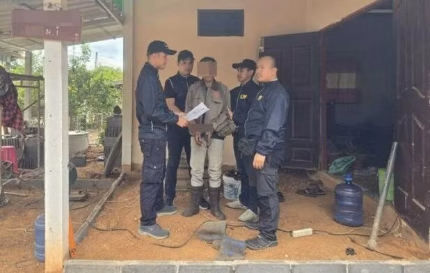 Sau 17 năm lẩn trốn vì vụ án mạng kinh hoàng, một người đàn ông Thái Lan đã bị bắt giữ, khép lại một hành trình trốn chạy đằng đẵng. Điều đáng chú ý là trong suốt quãng thời gian đó, ông luôn bị ám ảnh bởi hình bóng của nạn nhân, đến mức không thể nào yên giấc, sống trong sự sợ hãi tột độ. (Ảnh: TheThaiger, Chinatimes, Freepic, Sina)