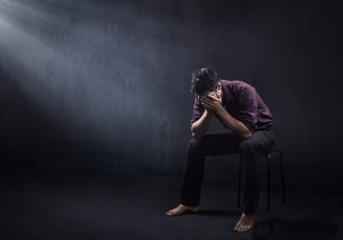 Tâm lý tội phạm cho thấy, nhiều người gây án có thể tìm cách trốn tránh luật pháp, nhưng khó mà lẩn tránh khỏi sự đeo bám của tội ác chính mình đã gây ra. Việc Jamlong liên tục bị ám ảnh bởi bóng hình nạn nhân không chỉ là cảm giác tội lỗi, mà còn là sự trừng phạt vô hình.