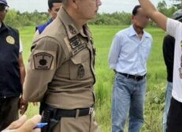 Jamlong, năm nay 49 tuổi, bị cảnh sát Thái Lan bắt giữ cách đây vài ngày tại huyện Wang Sam Mo thuộc tỉnh Udon Thani. Theo lời khai, vào năm 2007, Jamlong từng xảy ra xô xát với một người đồng nghiệp, cuối cùng trong cơn giận dữ, ông đã dùng dao tấn công khiến người này tử vong. Từ đó, ông liên tục di chuyển, tìm mọi cách để tránh khỏi sự truy lùng của cảnh sát.