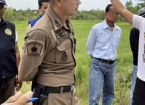 Jamlong, năm nay 49 tuổi, bị cảnh sát Thái Lan bắt giữ cách đây vài ngày tại huyện Wang Sam Mo thuộc tỉnh Udon Thani. Theo lời khai, vào năm 2007, Jamlong từng xảy ra xô xát với một người đồng nghiệp, cuối cùng trong cơn giận dữ, ông đã dùng dao tấn công khiến người này tử vong. Từ đó, ông liên tục di chuyển, tìm mọi cách để tránh khỏi sự truy lùng của cảnh sát.