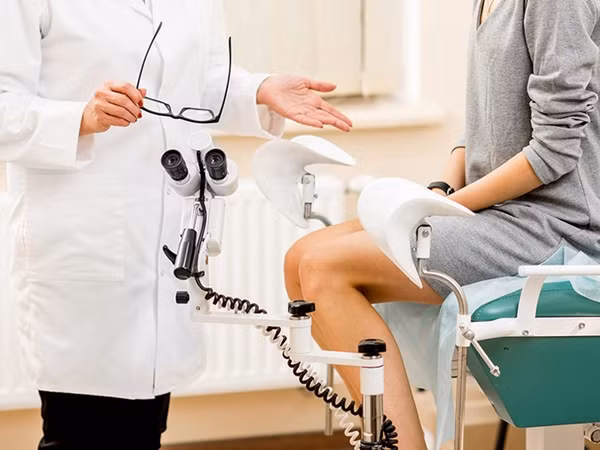 Đây không chỉ là câu chuyện của một bé gái, mà là một vấn đề nhức nhối trong xã hội, đòi hỏi sự chung tay của các cơ quan chức năng, gia đình và cộng đồng để bảo vệ trẻ em khỏi những nguy cơ tiềm ẩn. Việc nhanh chóng điều tra làm rõ vụ việc và xử lý nghiêm minh những người có liên quan là điều cần thiết để khôi phục niềm tin của người dân vào công lý và pháp luật.