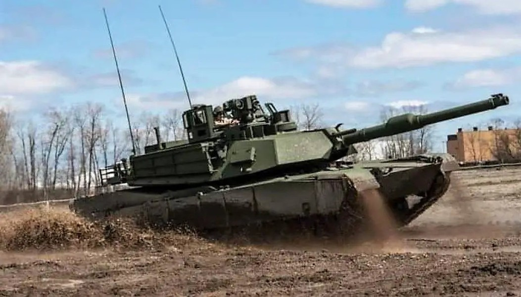 Giáp phản ứng nổ Kontakt-1, được thiết kế từ thời Liên Xô, hoạt động dựa trên nguyên lý kích nổ khi gặp phải đạn tích điện, từ đó sử dụng các tấm thép xung quanh để giảm sức mạnh của đạn pháo tới 90%, tùy thuộc vào góc độ tác động.