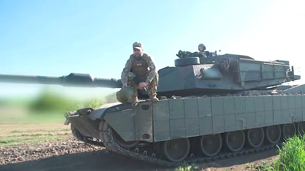 Xe tăng M1A1SA Abrams vốn được thiết kế cho các nhiệm vụ chiến đấu cường độ cao, nổi bật với pháo chính 120mm có khả năng bắn đạn tốc độ cao, kết hợp với súng máy 7,62mm và 12,7mm để hỗ trợ chiến thuật.