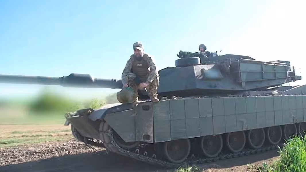 Xe tăng M1A1SA Abrams vốn được thiết kế cho các nhiệm vụ chiến đấu cường độ cao, nổi bật với pháo chính 120mm có khả năng bắn đạn tốc độ cao, kết hợp với súng máy 7,62mm và 12,7mm để hỗ trợ chiến thuật.