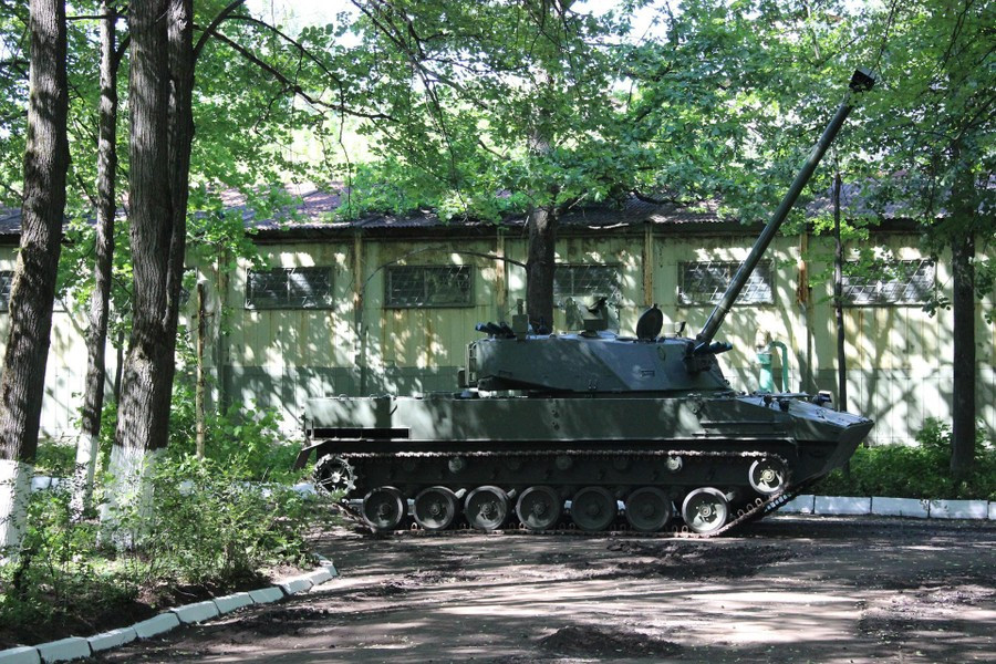 Trong khi đó Lotos vẫn giữ được những ưu điểm của Nona, nó còn có thể bắn đạn thông thường và đạn phản tăng tầm lắp động cơ đẩy phụ trợ. Ngoài ra nhà phát triển còn tăng chiều dài nòng súng, điều này cũng làm tăng tầm bắn.