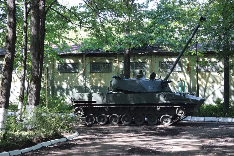 Trong khi đó Lotos vẫn giữ được những ưu điểm của Nona, nó còn có thể bắn đạn thông thường và đạn phản tăng tầm lắp động cơ đẩy phụ trợ. Ngoài ra nhà phát triển còn tăng chiều dài nòng súng, điều này cũng làm tăng tầm bắn.