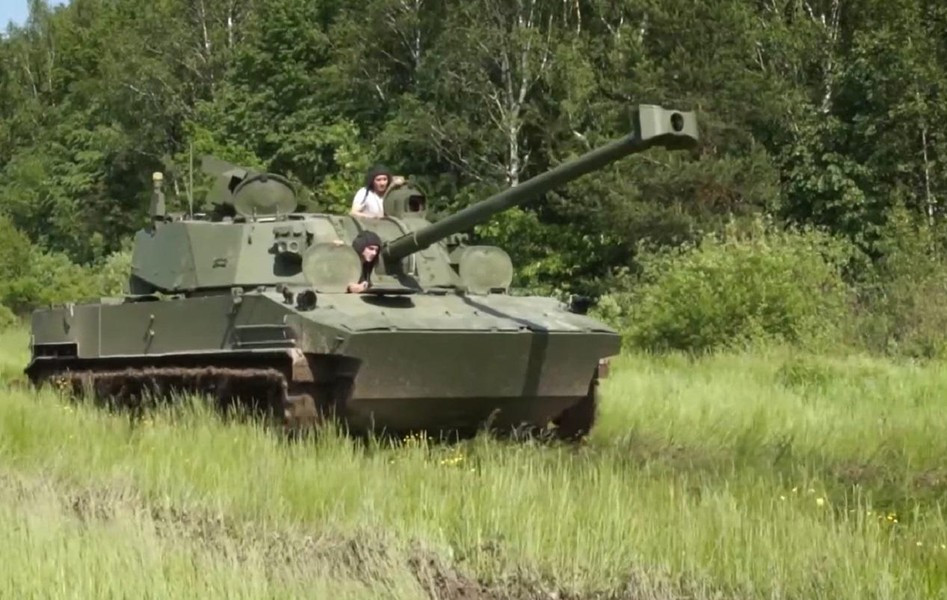 Điểm độc đáo của cối tự hành Nona thế hệ cũ là nó kết hợp khả năng của lựu pháo và súng cối, nghĩa là đủ sức đảm nhiệm vai trò nhiều loại vũ khí trên chiến trường, có thể tác xạ trực tiếp và bắn đạn theo quỹ đạo cầu vồng.