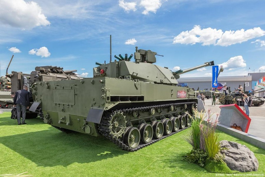 Cần nhấn mạnh, Lotos không phải sản phẩm mới hoàn toàn, nó được thiết kế dựa trên cối tự hành Nona đã phục vụ trong Quân đội Liên Xô/Nga hơn 40 năm qua nhưng vẫn được coi là "độc nhất vô nhị", không có sản phẩm tương tự trên thế giới.