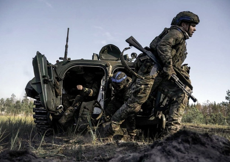 Trong tình hình này, Quân đội Nga buộc phải triển khai một lực lượng đông đảo vượt trội về số lượng so với quân Ukraine và phải tiến công bất chấp tổn thất mới có thể đẩy lùi quân Ukraine. Mặc dù tổn thất lớn nhưng những trận chiến này đang mang lại kết quả. Ảnh: News.ru.