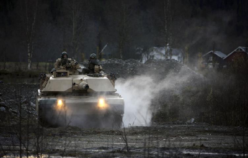 Nga đã phá hủy 11 xe bọc thép và 2 xe tăng của Ukraine. Để ngăn chặn các đợt phản công của Ukraine, không quân Nga đã thả nhiều quả bom có sức công phá lớn xuống Malaya Loknya. Ảnh: Reuters.