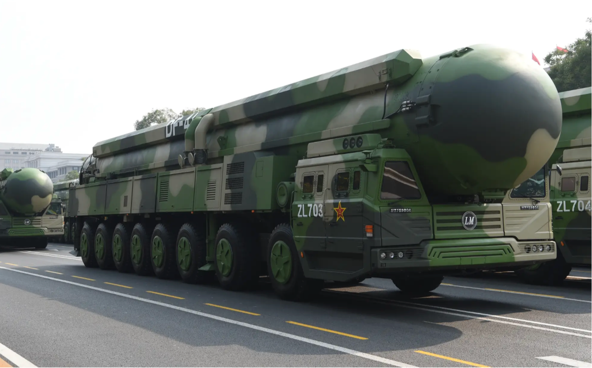 Chiến lược quân sự của Trung Quốc yêu cầu triển khai một loạt tên lửa tầm xa và thậm chí là vũ khí siêu thanh nhắm vào các mục tiêu quân sự của Mỹ khắp khu vực Ấn Độ - Thái Bình Dương. Mối đe dọa từ các cuộc tấn công này nhằm ngăn cản Mỹ mạo hiểm đưa các phương tiện quân sự đắt giá, như tàu sân bay, vào nguy cơ bị huỷ diệt bởi các đợt tấn công tên lửa hàng loạt của Trung Quốc.