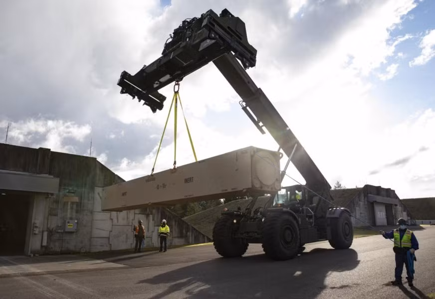 "Quân đội Mỹ có kế hoạch đạt được khả năng sẵn sàng chiến đấu đầy đủ của hệ thống Dark Eagle", Lầu Năm Góc lưu ý, mặc dù cần nhấn mạnh rằng mốc thời gian này đã bị điều chỉnh khá nhiều lần.