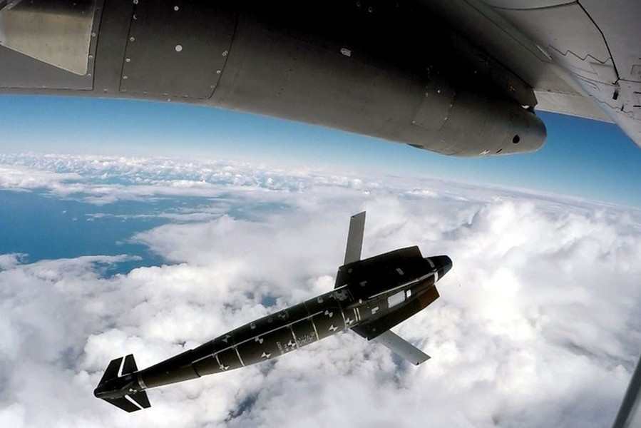 Theo ông Golubtsov, việc hiện đại hóa cường kích Su-25 cho phép chúng không chỉ sử dụng rocket không điều khiển hiệu quả hơn mà còn mang được vũ khí có độ chính xác cao.