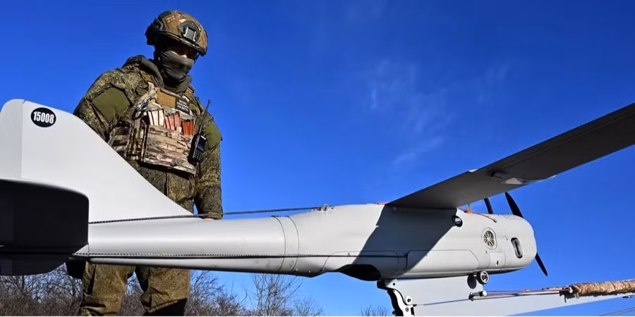 Các UAV được sử dụng với nhiều chức năng khác nhau: UAV trinh sát giúp phát hiện mục tiêu cho pháo binh và tên lửa; UAV hàng hải đã góp phần đẩy hạm đội Nga ra khỏi phần lớn Biển Đen; UAV tấn công tầm xa, dẫn đường bằng vệ tinh, có thể tấn công các mục tiêu ở khoảng cách hàng trăm km.