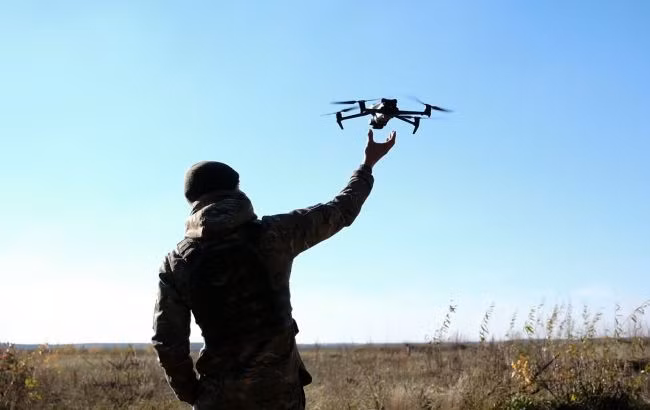 Cả Ukraine và Nga đều đầu tư mạnh mẽ vào việc mở rộng năng lực sản xuất UAV. Tổng thống Ukraine Volodymyr Zelensky đặt mục tiêu sản xuất 1,5 triệu UAV trong năm 2024, với tham vọng tăng lên 4 triệu UAV mỗi năm. Ukraine thậm chí đã thành lập Bộ Chỉ huy Hệ thống Không người lái, trở thành quân đội đầu tiên trên thế giới có một nhánh riêng cho chiến tranh UAV.