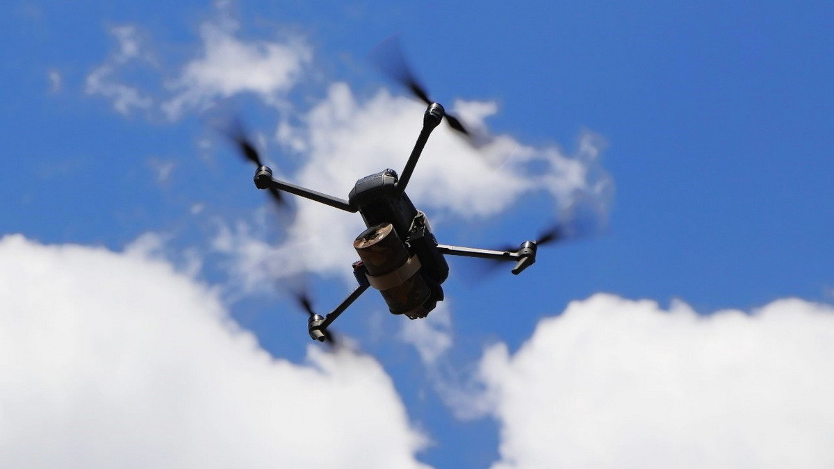 Trong bối cảnh chiến sự ác liệt tại Ukraine, các bên tham chiến liên tục cải tiến và ứng dụng công nghệ mới để giành lợi thế trên chiến trường. Một trong những đổi mới đáng chú ý gần đây là việc sử dụng UAV rồng lửa, trang bị các ống phun nhiệt tạo ra kim loại nóng chảy, để tấn công các vị trí phòng thủ của đối phương.