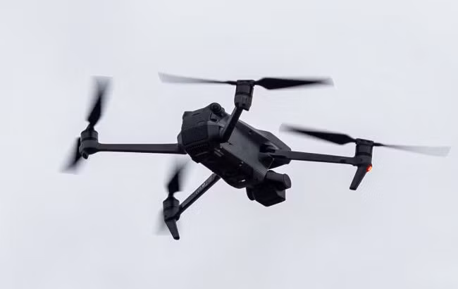 Các UAV rồng lửa được trang bị “thermite”, hỗn hợp nhôm và oxit sắt. Khi được kích hoạt, thermite tạo ra phản ứng tự cháy với nhiệt độ lên đến 2.400 độ C (4.400 độ F). Chất này, vốn được dùng để hàn đường ray từ thế kỷ trước, có khả năng đốt cháy cả kim loại và vật liệu nặng, gây thiệt hại nghiêm trọng. Trên chiến trường, UAV mang thermite không chỉ thiêu rụi các vật cản tự nhiên, mà còn làm lộ vị trí của binh sĩ đối phương, khiến họ dễ bị tấn công trực tiếp.