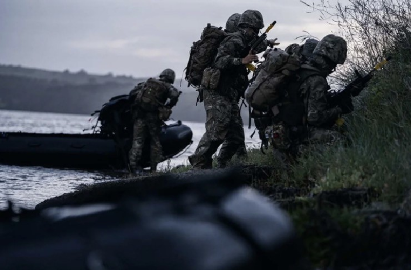 Trước đó, một phần Quân đội Nga đã vượt sông Psel bằng thuyền, thành công chiếm lĩnh các vị trí trong rừng ở bờ bên kia và cắt đứt con đường của Ukraine tới Suzha. Ảnh: Reuters.