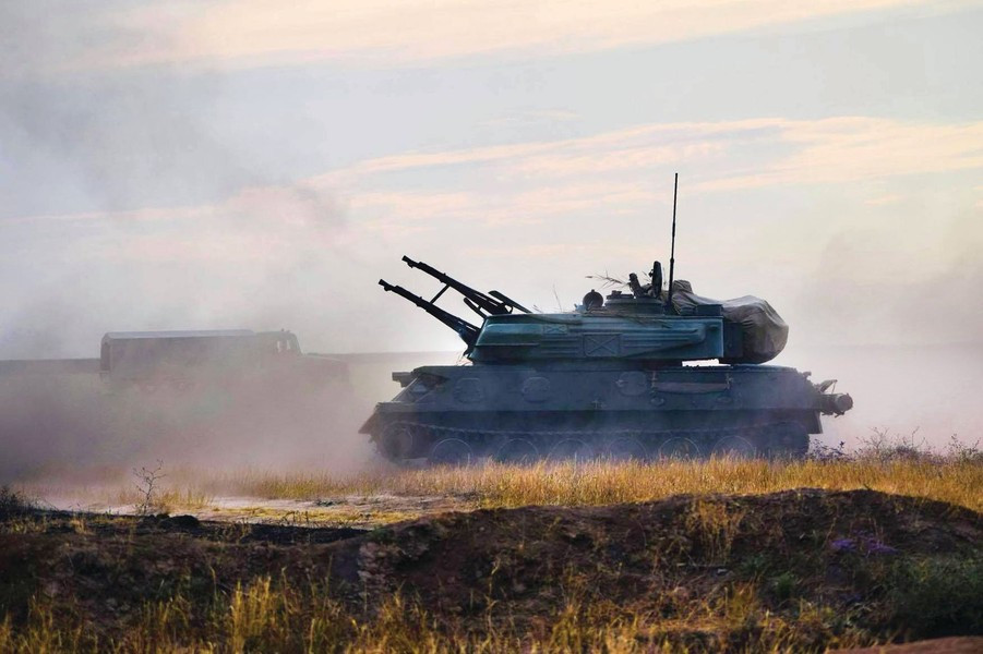 Trên tháp pháo là 4 pháo phòng không loại 2A7 cỡ nòng 23 mm với 2.000 viên đạn, tốc độ bắn 4.000 viên/phút, có thể bắn trúng các mục tiêu đang bay với tốc độ 450 m/s, tầm bắn hiệu quả lên tới 2.500 m.