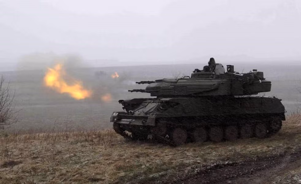 Vũ khí trên rõ ràng không nhận nhiệm vụ bảo vệ binh sĩ khỏi các cuộc không kích nếu chưa trải qua hiện đại hóa sâu, bởi nó chẳng thể phát hiện vật thể nhỏ và bay chậm như máy bay không người lái FPV hoặc loại quadcopter thường được sử dụng để thả lựu đạn hay đạn cối.