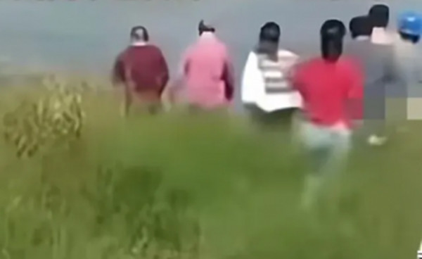 Sự việc đau lòng này là hồi chuông cảnh tỉnh cho phụ huynh và nhà trường trong việc đối xử với tình cảm tuổi học trò. Chuyên gia tâm lý cho rằng, việc yêu sớm không phải điều xấu mà là một phần tất yếu trong sự phát triển tâm lý. Thay vì trách mắng hay bạo lực, người lớn cần hướng dẫn trẻ cách quản lý cảm xúc, xây dựng sự tin tưởng và giao tiếp cởi mở với con cái.